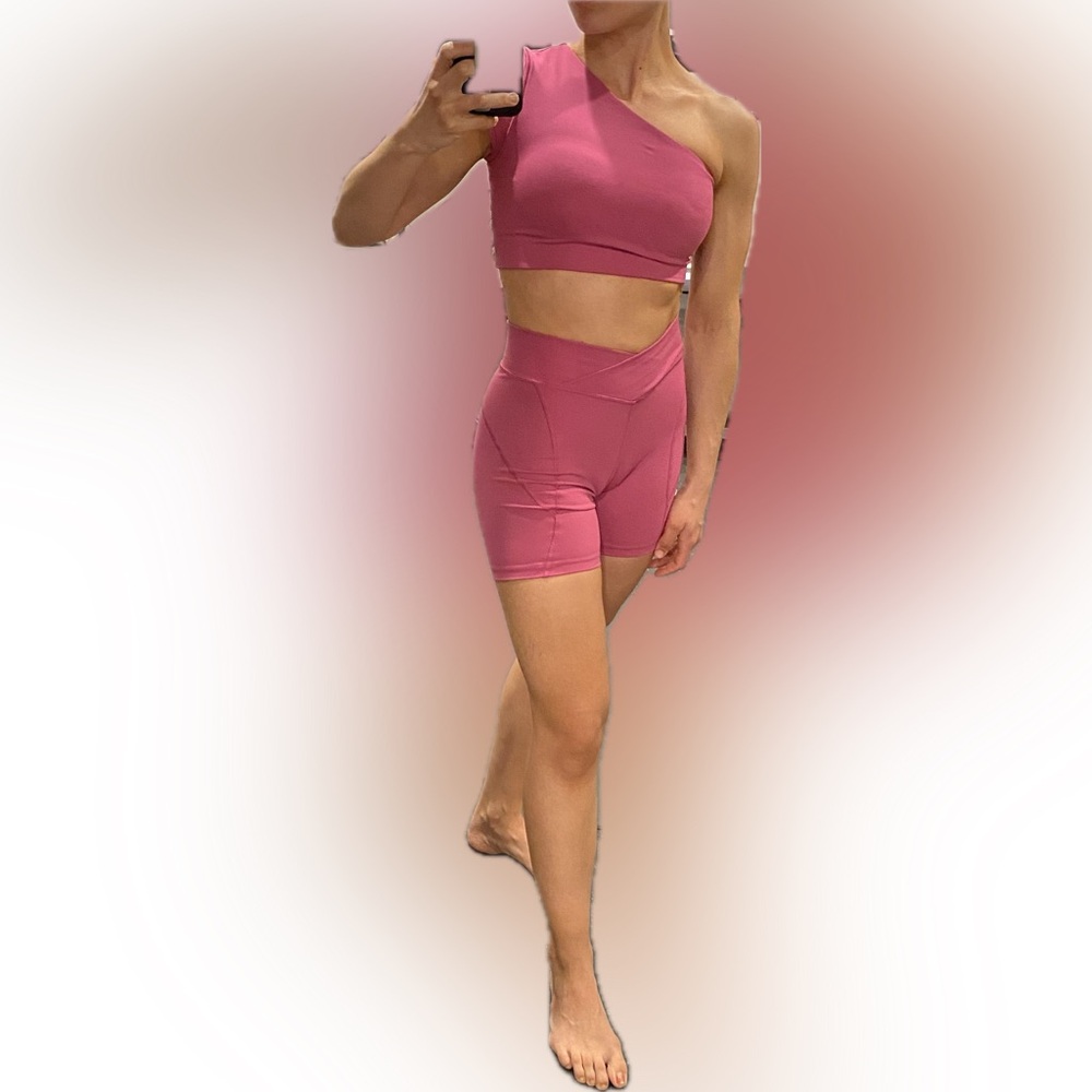 L*space One shoulder cap sleeve sports bra + v waist Carter bike shorts